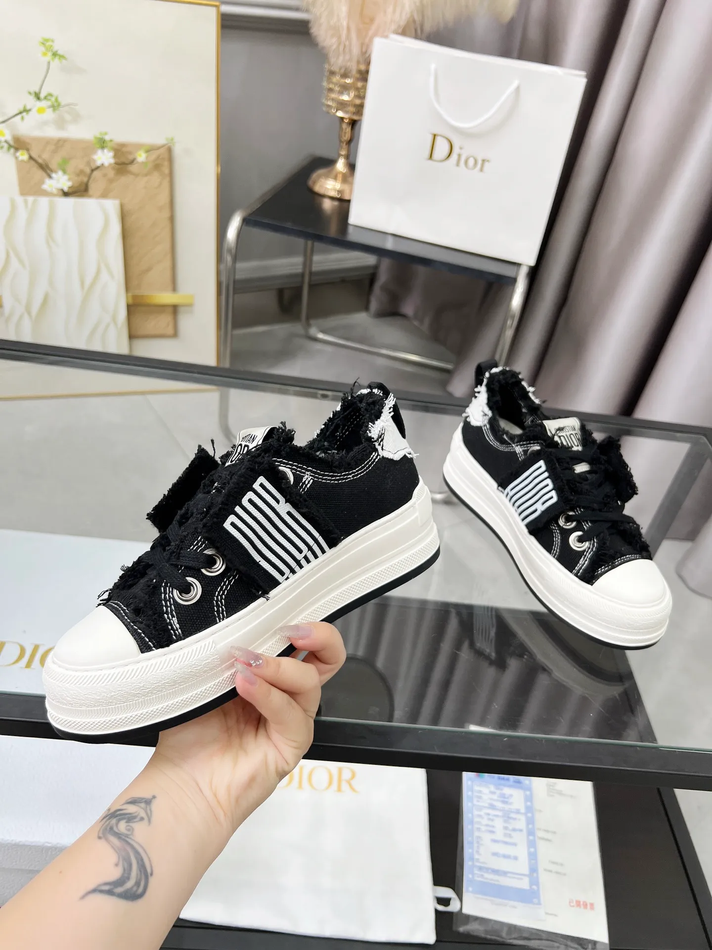 Men’s Men’s Shoes 💰480 Dior Dior 2025 Presbyopia Embroidery Thick-soled Canvas Shoes Casual Sneakers This Walk’n’Dior thick-soled sneaker is a fashionable item that enhances the style of the series. Oblique printed cotton embroidered upper with comfortable platform sole, tongue and Christian Dior Homme 💰aris signature laces. Can add fashionable temperament to any casual look Size: 35-45